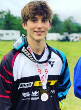 Mark Griffiths and Gillian Anderson son Oscar won his first national downhill series at Innerleithen in August 2021.